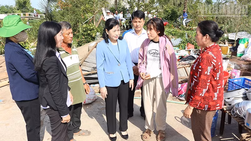 Đồng chí Châu Thị Mỹ Phương, Phó Bí thư Tỉnh ủy, Chủ tịch Hội đồng nhân dân tỉnh (thứ 4 từ phải qua) thăm, động viên gia đình có nhà bị sập do mưa, dông.