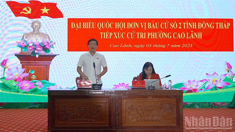 Đồng chí Lê Quốc Phong phát biểu tiếp thu, giải trình ý kiến cử tri. ndo_br_cutri2.jpg