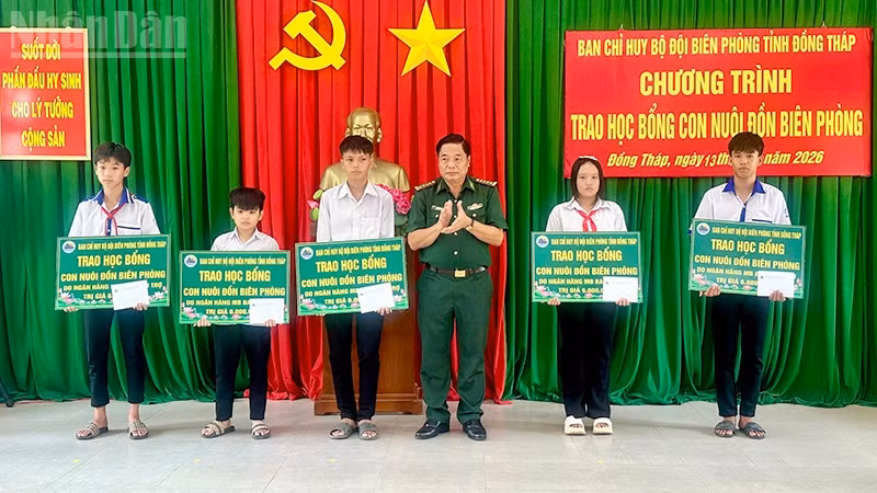 Đại tá Nguyễn Thanh Hòa, Chỉ huy trưởng Ban Chỉ huy Bộ đội Biên phòng tỉnh Đồng Tháp trao học bổng tặng học sinh. (Ảnh: HÒA BÌNH)