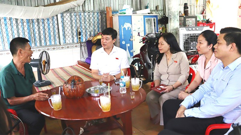Đoàn đến thăm gia đình ông Phạm Văn Chính. (Ảnh: T.MỸ)
