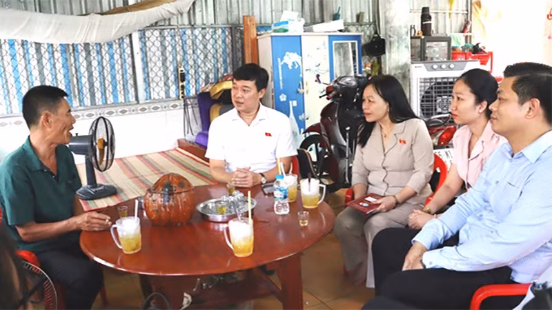 Đoàn đến thăm gia đình ông Phạm Văn Chính. (Ảnh: T.MỸ)