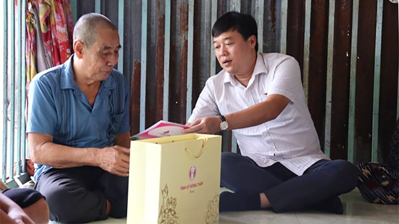 Ủy viên Trung ương Đảng, Bí thư Tỉnh ủy Đồng Tháp Lê Quốc Phong, Trưởng Đoàn Đại biểu Quốc hội tỉnh Đồng Tháp thăm và tặng quà ông Đinh Văn Bạch. (Ảnh: T.MỸ) tham-2.jpg