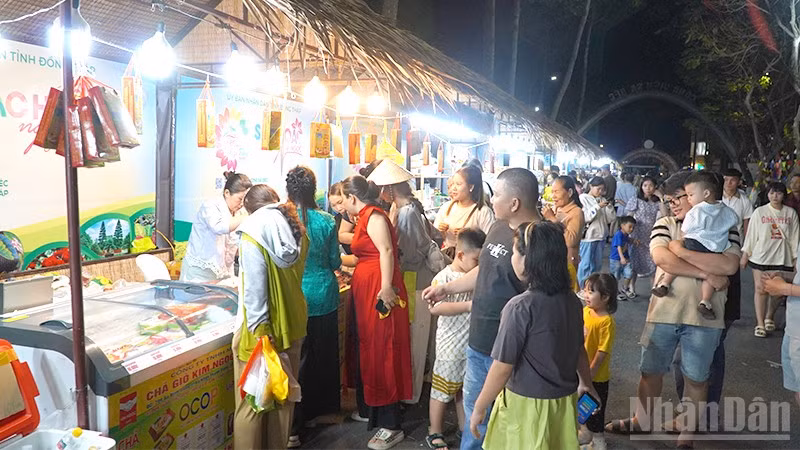 Rất đông du khách tìm đến Không gian triển lãm trưng bày sản phẩm OCOP, sản phẩm đặc trưng vùng Đồng bằng sông Cửu Long.