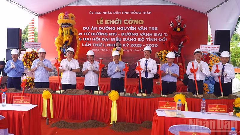 Đại biểu thực hiện nghi thức động thổ khởi công dự án đường Nguyễn Văn Tre.