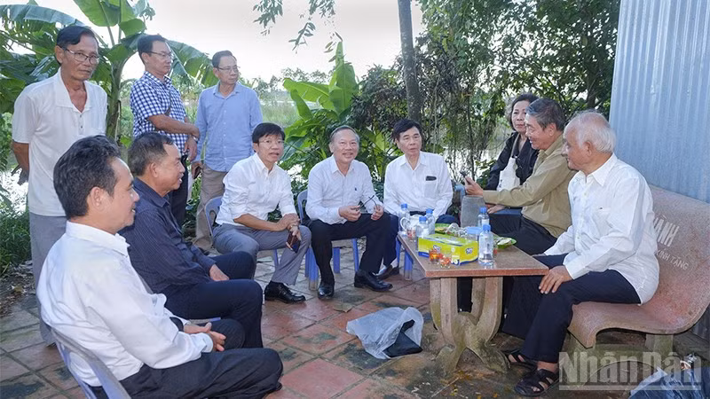 Lãnh đạo, hội viên Hội Khoa học Lịch sử tỉnh Đồng Tháp và các nhà nghiên cứu khảo sát thực địa tại di tích thành cổ Bảo Tiền ở huyện Lai Vung. (Ảnh: HỮU NGHỊ)