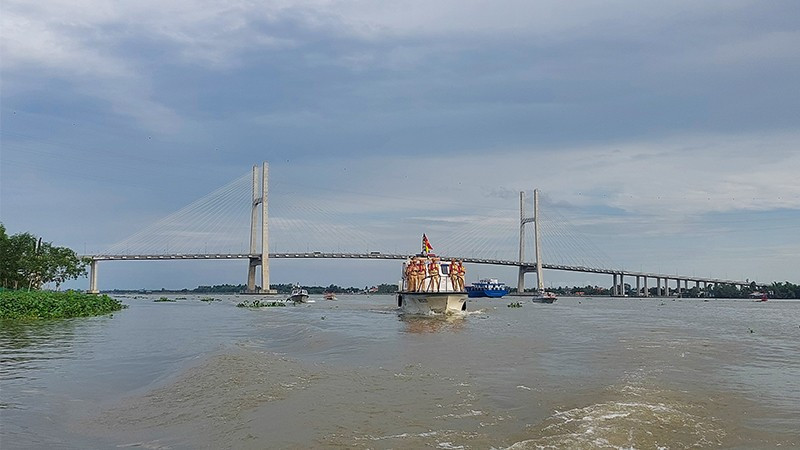 Lực lượng giao thông ra quân cao điểm. (Ảnh: Công an cung cấp) dt2.jpg