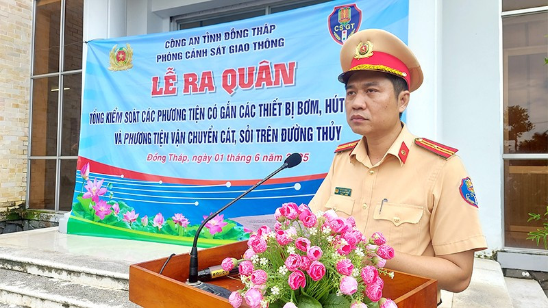 Thiếu tá Nguyễn Trung Tâm, Phó Trưởng phòng Cảnh sát giao thông Công an tỉnh phát biểu tại buổi lễ ra quân cao điểm. (Ảnh: Công an cung cấp) dt1.jpg