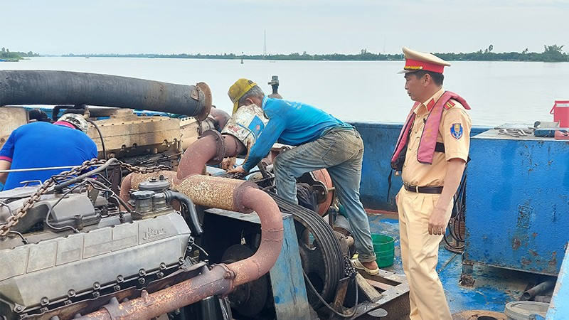 Đội Cảnh sát giao thông đường thủy thuộc Phòng Cảnh sát giao thông Công an tỉnh cho chủ phương tiện tự nguyện tháo gỡ thiết bị bơm hút cát, sỏi. (Ảnh: Công an cung cấp) dt3.jpg