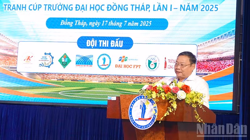 Phó Giáo sư, Tiến sĩ Hồ Văn Thống, Hiệu trưởng Trường đại học Đồng Tháp, Trưởng Ban Tổ chức giải phát biểu.