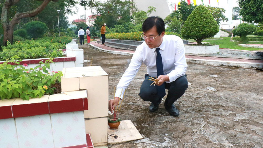 Ủy viên Trung ương Đảng, Bí thư Tỉnh ủy, Trưởng Đoàn đại biểu quốc hội tỉnh Đồng Tháp Lê Quốc Phong thắp hương tại phần mộ liệt sĩ. nghiatrangdt7.jpg