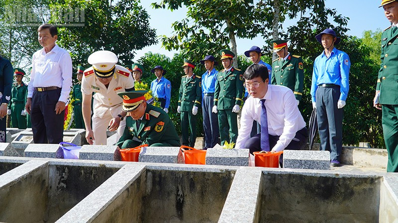 Ủy viên Trung ương Đảng, Bí thư Tỉnh ủy, Trưởng đoàn đại biểu Quốc hội tỉnh Đồng Tháp Lê Quốc Phong (áo trắng) dâng hoa tại phần mộ liệt sĩ. ndo_tl_dat-hoa-vieng.jpg