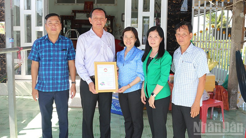 Lãnh đạo phường Mỹ Ngãi trao thư cảm ơn Công ty Trách nhiệm hữu hạn Một thành viên Xổ số kiến thiết Đồng Tháp đã hỗ trợ người dân bị thiệt hại do dông lốc. ndo_br_hotro2.jpg
