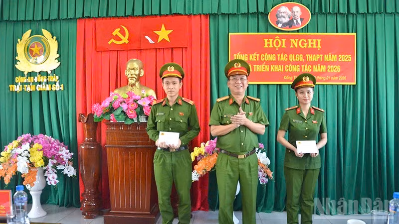 Đại tá Nguyễn Văn Lộc, Phó Giám đốc Công an tỉnh Đồng Tháp trao tiền hỗ trợ cho Thượng úy Nguyễn Thị Như Ngọc và Thượng sĩ Võ Trung Hậu.
