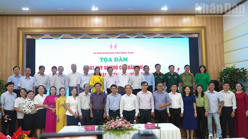 Các đại biểu chụp ảnh lưu niệm. (Ảnh: HỮU NGHĨA)
