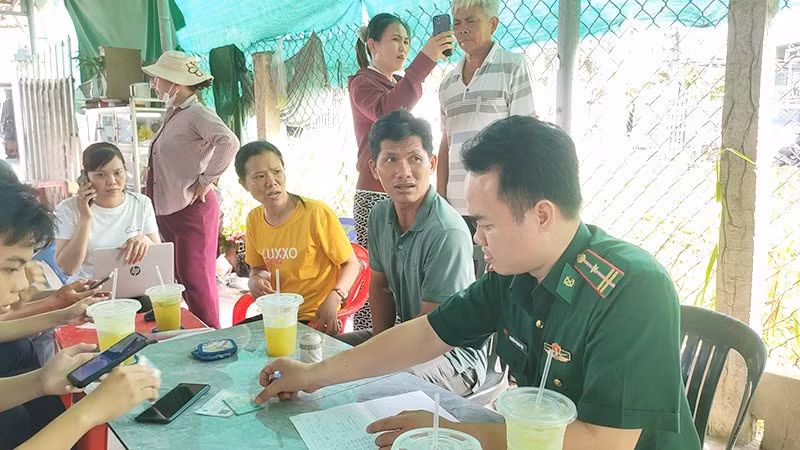 Cán bộ Biên phòng tuyên truyền, hướng dẫn ngư dân tiếp cận mô hình “Cẩm nang ngư dân số” thông qua quét mã QR, góp phần nâng cao nhận thức và chấp hành các quy định về chống khai thác IUU. (Ảnh: HÒA BÌNH)