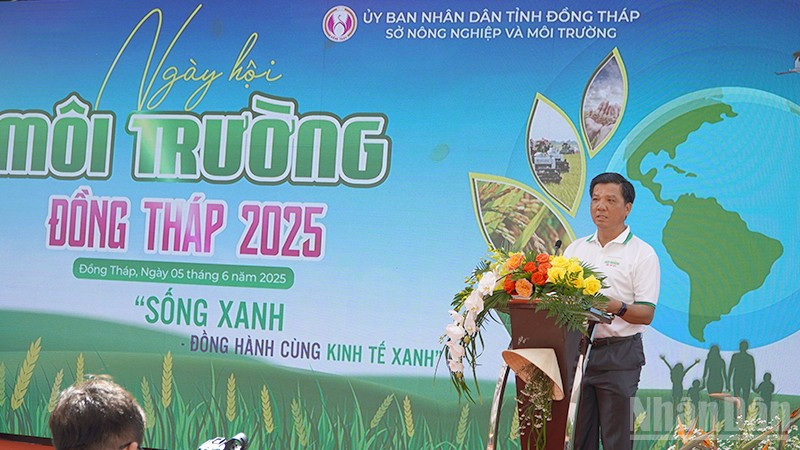 Giám đốc Sở Nông nghiệp và Môi trường tỉnh Đồng Tháp Lê Chí Thiện phát biểu tại buổi mít tinh. (Ảnh: HỮU NGHĨA) ndo_br_moitruong6.jpg