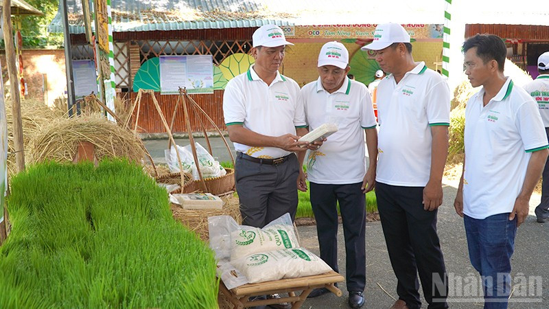 Đại biểu tham quan một góc của không gian tuyên truyền đề án phát triển 1 triệu ha lúa chất lượng cao phát thải thấp, kết hợp với các mô hình nông nghiệp sinh thái và tuần hoàn. (Ảnh: HỮU NGHĨA) ndo_br_moitruong2.jpg