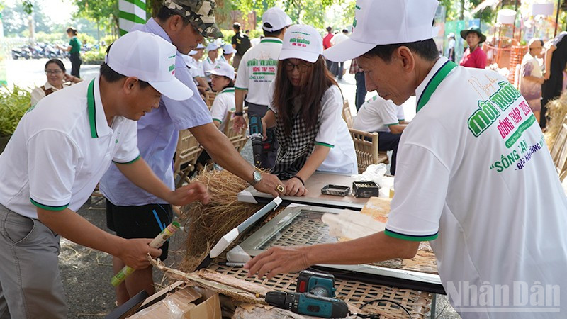 Trưng bày và biểu diễn các sản phẩm từ rơm. (Ảnh: HỮU NGHĨA) ndo_br_moitruong1.jpg