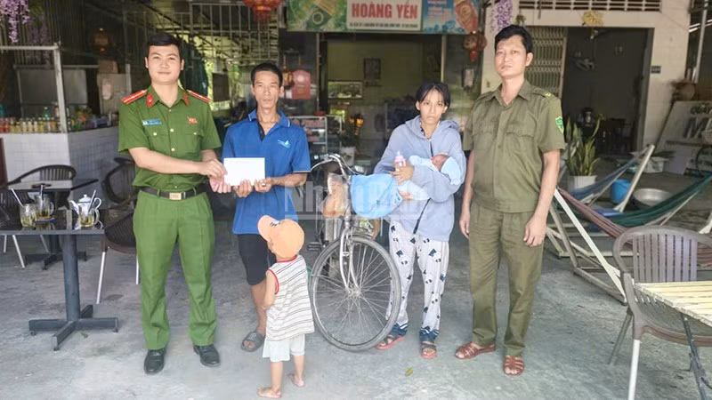 Đồng Tháp: Hỗ trợ gia đình có phụ nữ mới sinh về quê an toàn Công an xã Bình Hàng Trung hỗ trợ gia đình chị Trần Thị Cẩm Duyên. (Ảnh: Công an cung cấp)