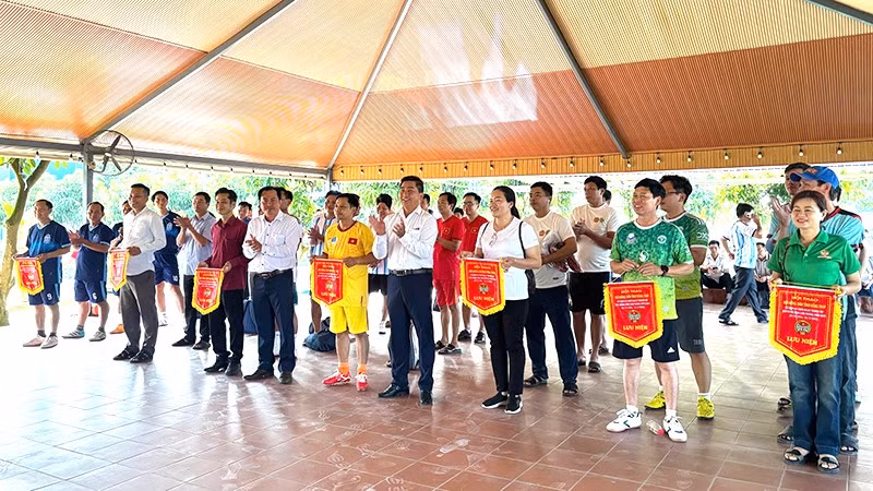 Ban tổ chức trao cờ lưu niệm cho các đội tham dự hội thao.