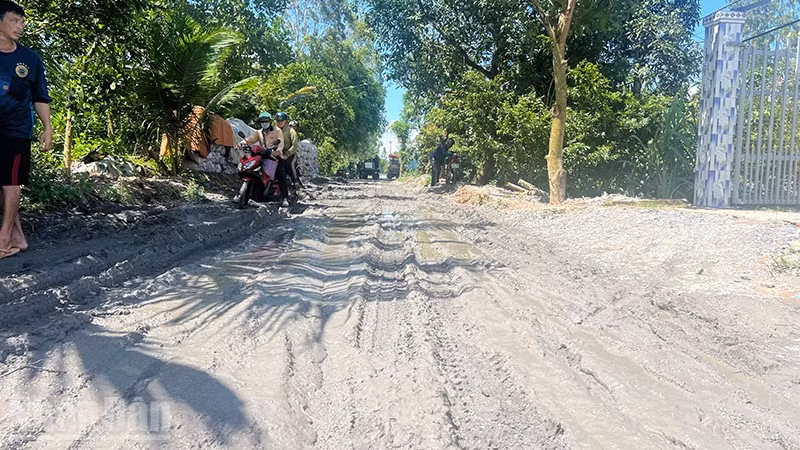 Dự án đường bờ đông kênh Kỳ Son có chiều dài tuyến hơn 8,1km, mặt đường nhựa rộng 5,5m (bắt đầu từ đường nhựa bờ bắc kênh Nguyễn Văn Tiếp và kết thúc tại đường bờ nam kênh An Phong Mỹ Hòa).