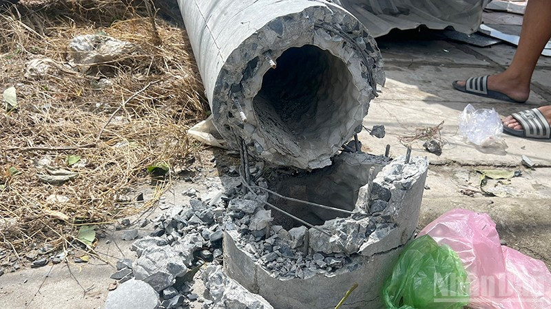 Nhiều trụ điện bị ngã đổ tại xã Ba Sao và phường Mỹ Ngãi, tỉnh Đồng Tháp. ndo_br_dongloc-dt3.jpg