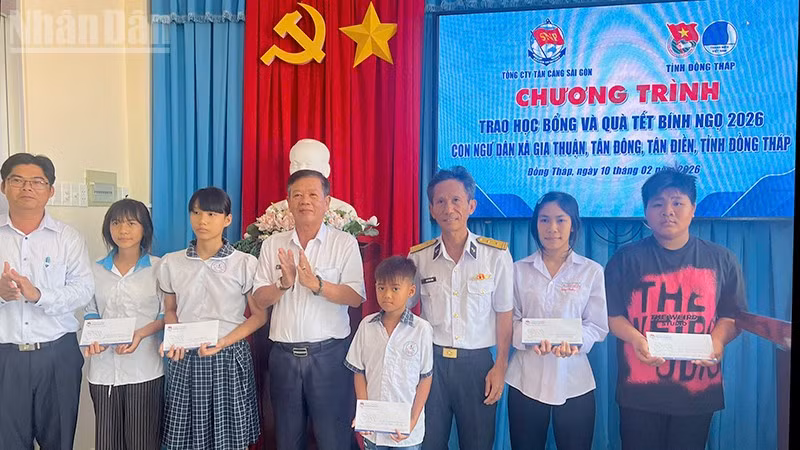 Học sinh con em ngư dân nhận học bổng.