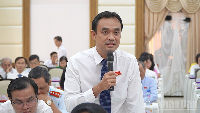 Đại biểu phát biểu tại kỳ họp. (Ảnh: HỮU NGHĨA) ndo_br_dt2.jpg