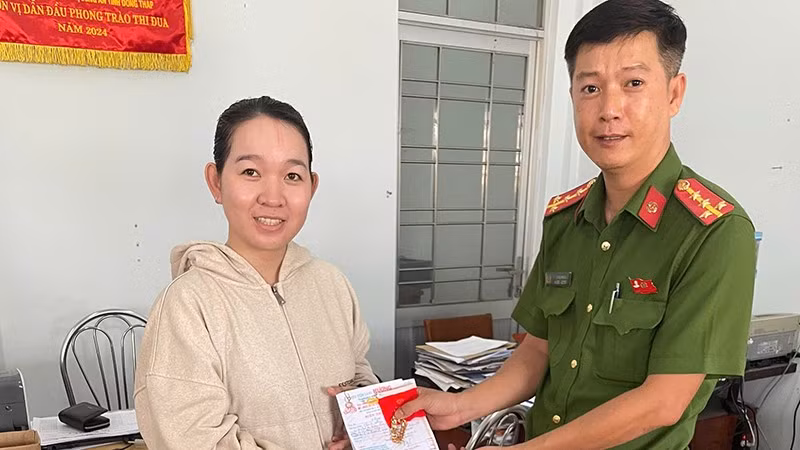 Công an xã Lai Vung trao trả tài sản cho chị Nguyễn Thị Ngọc An.