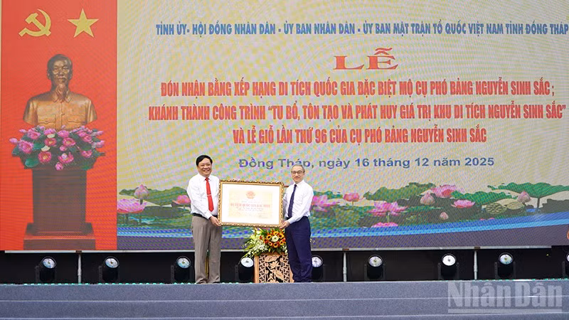 Chủ tịch Ủy ban nhân dân tỉnh Đồng Tháp Phạm Thành Ngại (bìa trái) nhận Bằng xếp hạng Di tích quốc gia đặc biệt Di tích lịch sử Mộ cụ Phó bảng Nguyễn Sinh Sắc.