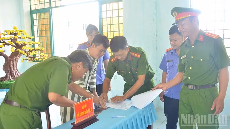 Trại Tạm giam số 1 làm thủ tục cấp giấy chứng nhận đặc xá.