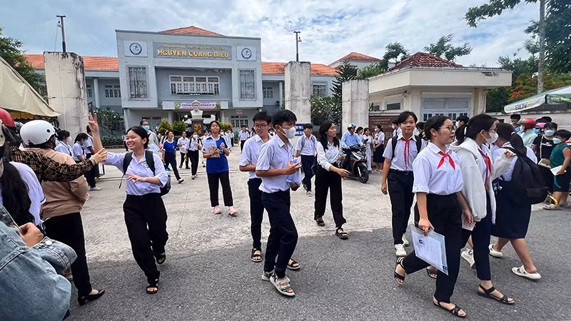 Thí sinh kết thúc môn thi ngữ văn tại một điểm thi ở thành phố Cao Lãnh. (Ảnh: HỮU NGHĨA)