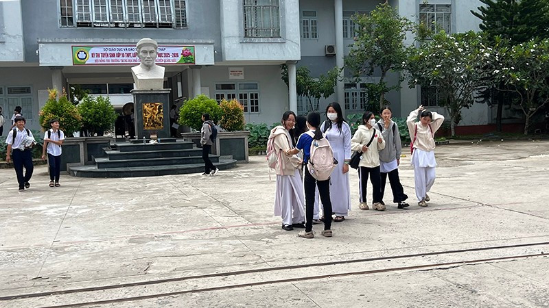 Thí sinh kết thúc môn thi ngữ văn tại Trường trung học phổ thông chuyên Nguyễn Quang Diêu. (Ảnh: HỮU NGHĨA) ts3.jpg