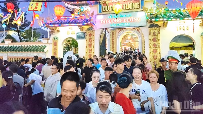 Những ngày lễ hội, trước Đền thờ Ông, bà Đỗ Công Tường luôn đông người.