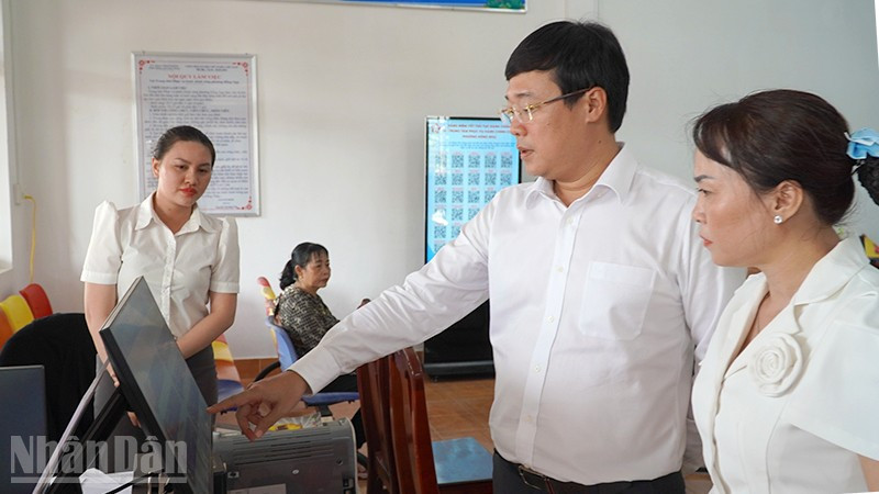 Ủy viên Trung ương Đảng, Bí thư Tỉnh ủy, Trưởng đoàn đại biểu Quốc hội tỉnh Đồng Tháp Lê Quốc Phong kiểm tra hoạt động của Trung tâm Phục vụ hành chính công phường Hồng Ngự. ndo_bl_ttdt2.jpg