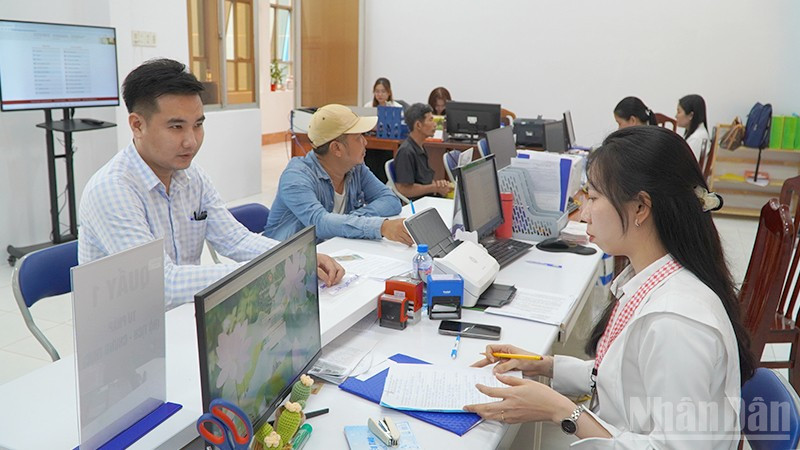 Người dân đến làm thủ tục hành chính tại Trung tâm phục vụ hành chính công phường Mỹ Ngãi, tỉnh Đồng Tháp. ndo_br_hcc-4.jpg