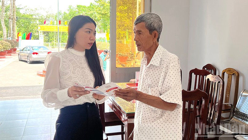Công chức hướng dẫn ông Hồ Văn Nhã, phường Mỹ Ngãi, thực hiện thủ tục hành chính. ndo_br_hcc-3.jpg
