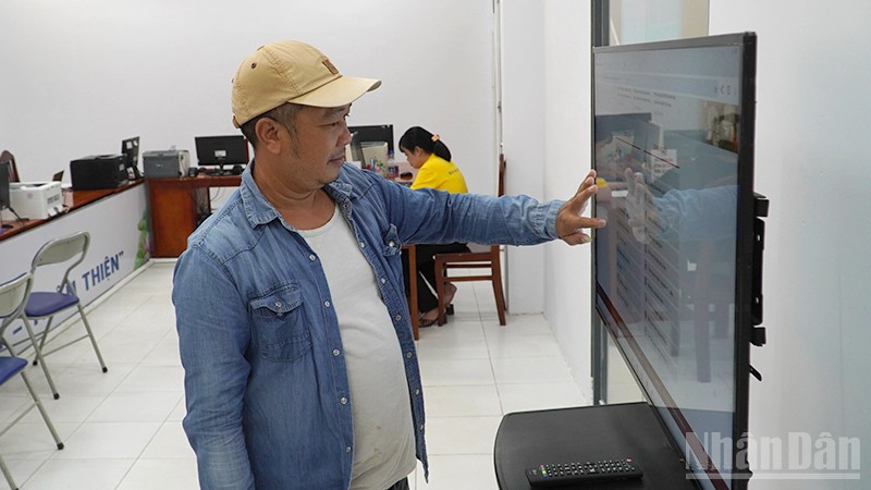 Người dân tra cứu thủ tục hành chính trên màn hình cảm ứng. ndo_br_hcc-1.jpg