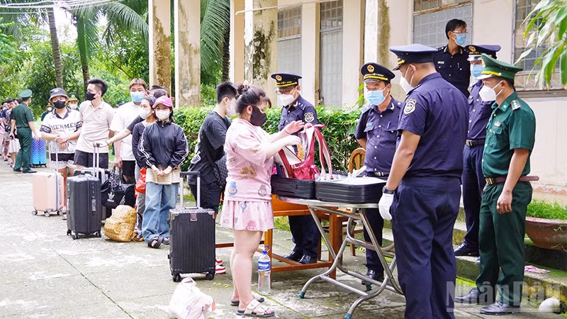 Lực lượng chức năng kiểm tra, sàng lọc khi tiếp nhận.