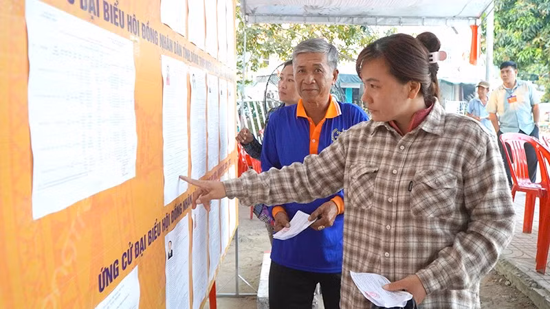 Cử tri xã biên giới Thường Phước, tỉnh Đồng Tháp tìm hiểu danh sách ứng cử đại biểu Quốc hội khóa XVI và đại biểu Hội đồng nhân dân các cấp.