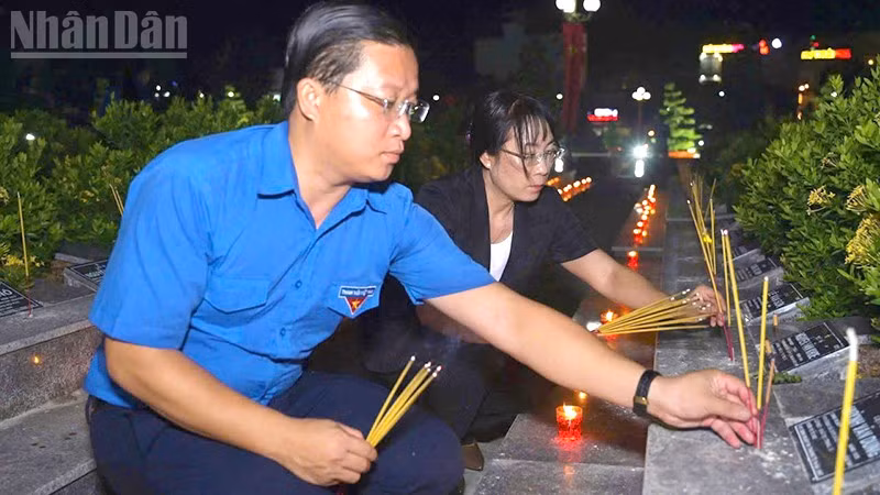 Thắp hương và nến tri ân tại Nghĩa trang liệt sĩ tỉnh Đồng Tháp (phường Mỹ Trà).
