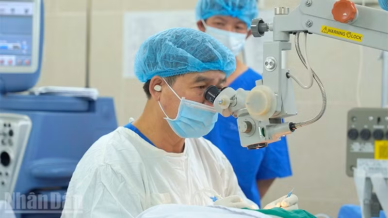 Phẫu thuật mắt miễn phí cho người dân.