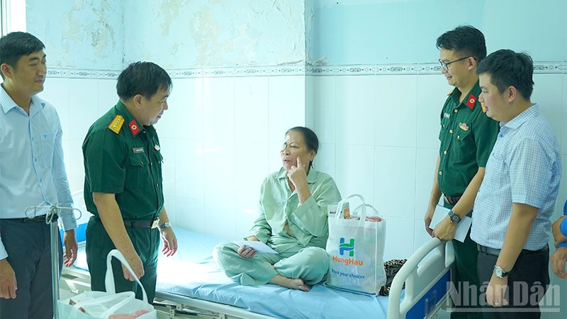 Thăm hỏi bệnh nhân phẫu thuật đục thủy tinh thể.