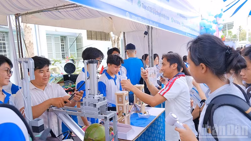 Học sinh tham gia trải nghiệm tại ngày hội giáo dục STEM.