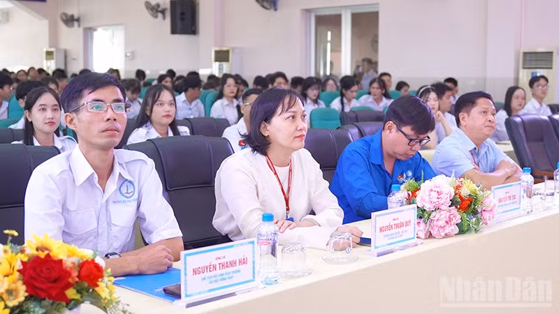 Cán bộ, giảng viên, sinh viên tại buổi họp mặt. 