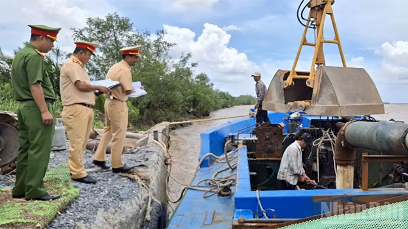 Lực lượng công an kiểm tra hoạt động tháo dỡ các thiết bị bơm hút cát.