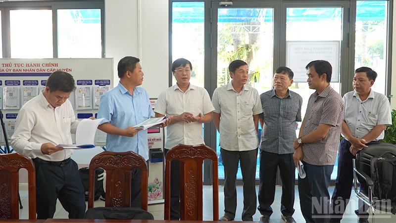Bí thư Tỉnh ủy Đồng Tháp Lê Quốc Phong (thứ 3 từ trái sang) khảo sát Trung tâm hành chính công phường Cao Lãnh. (Ảnh: HỮU NGHĨA) ndo_br_pcl5.jpg