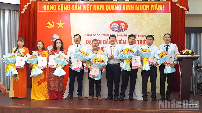 Ban chấp hành Đảng bộ cơ sở Hiệp hội Doanh nghiệp tỉnh Đồng Tháp, nhiệm kỳ 2025-2030 ra mắt đại hội. (Ảnh: HỮU NGHĨA)