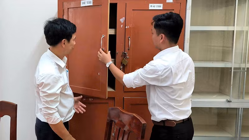 Công tác chuẩn bị cơ sở vật chất cho kỳ thi tại điểm thi Trường trung học cơ sở và trung học phổ thông Tân Phú Trung (huyện Châu Thành) được trường thực hiện hoàn tất. 