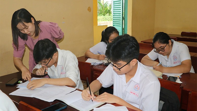 Công tác ôn tập cho học sinh được Trường trung học phổ thông thành phố Sa Đéc thực hiện bảo đảm theo kế hoạch đề ra. thi-dt2.jpg